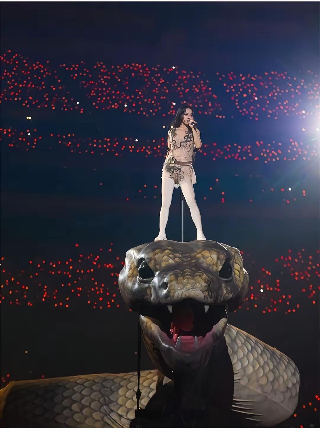 别让“尚鬼风”舞台，带偏了追星的孩子最近蔡依林演唱会的舞台设计，看得人心里