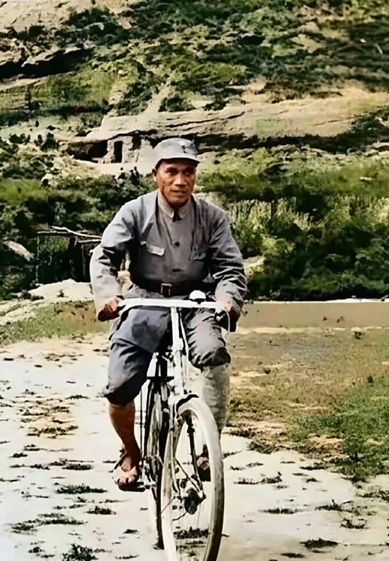 1938年8月，朱德从抗日前线回延安参加会议，骑自行车的珍贵照片