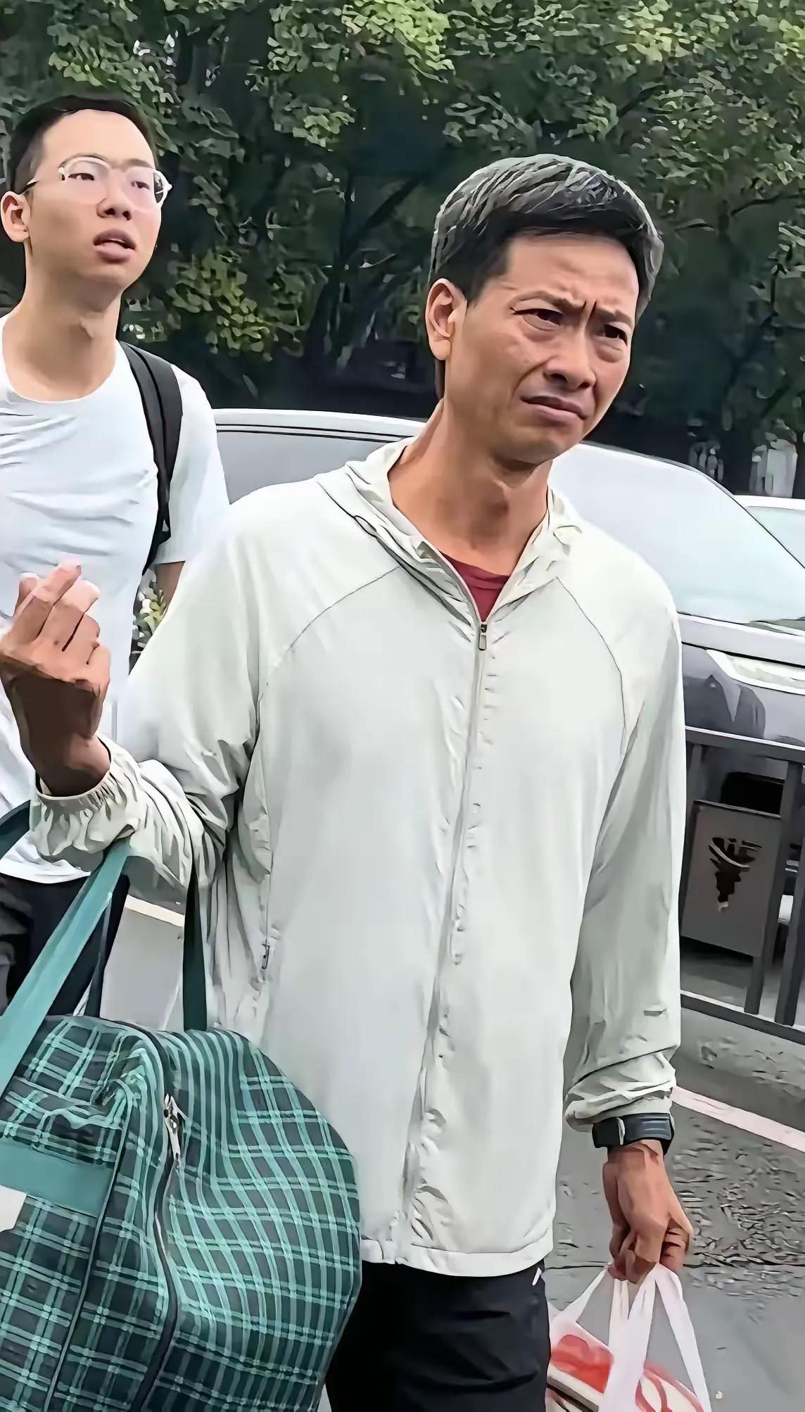 浙大开学现场，本该是全家扬眉吐气的大喜日子，可这位送孩子报到的父亲，却让人看着心