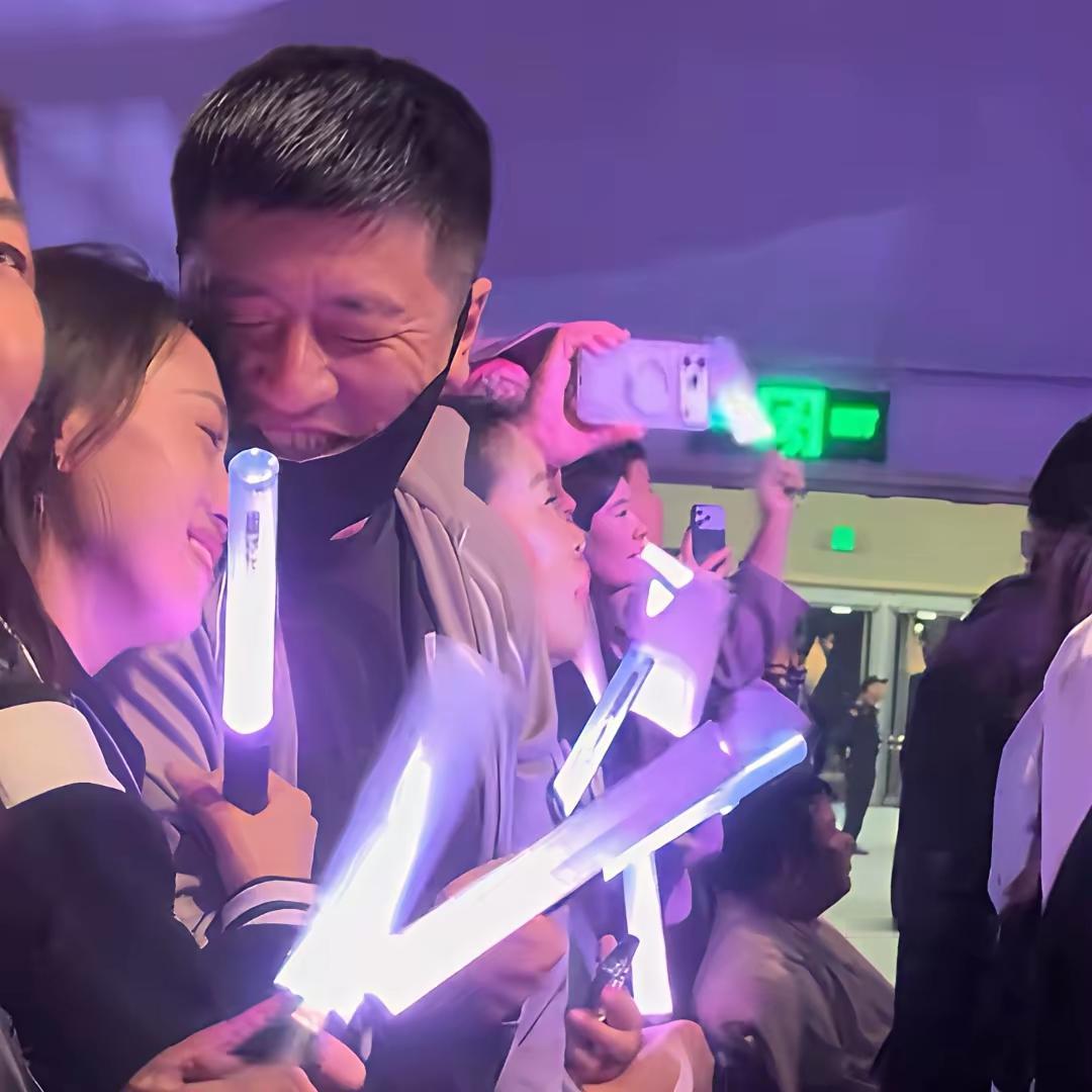 张雪峰在演唱会上被拍到和一女子亲密互动、搂搂抱抱，被发到网上后闹得沸沸扬扬，后来