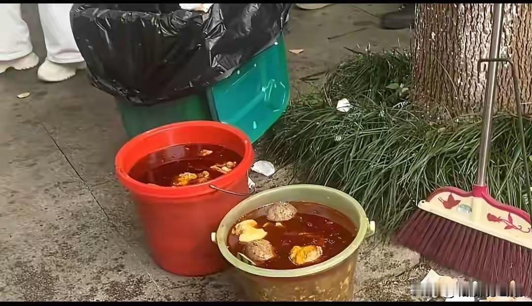 免费但不能浪费，佛祖都看着呢!四川泸州，天全寺为给2000多名游客准备免费斋饭