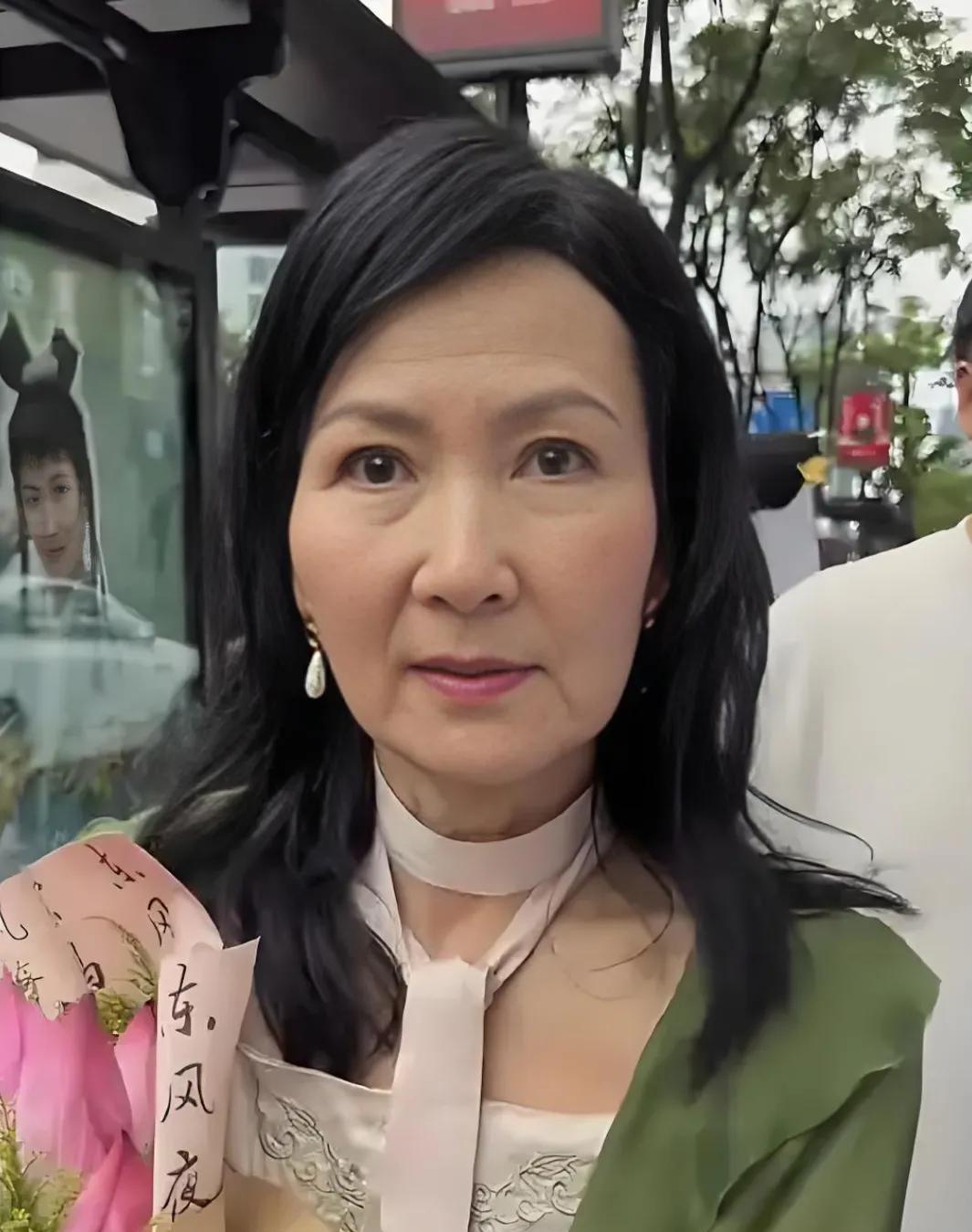 我的妈呀！这女人满脸皱纹，苍老了不少，曾经她的美貌，让人惊叹！是无数人心目中的女