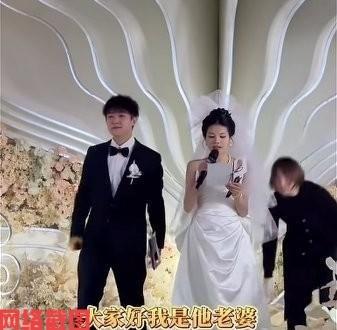有一对零零后新人结婚。此刻新人的婚礼也极其简单，自己担当主持人，直截了当在亲