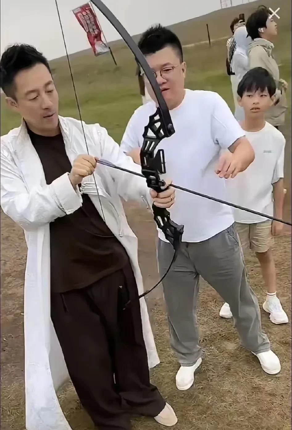 玥儿和小霖霖终于去了心心念念的草原！在爸爸和小梅阿姨的陪伴下，去骑马，射箭