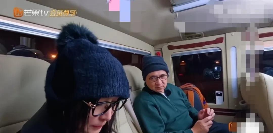 胡静非常担心的对儿子说：“你要外公按时吃药，他现在谁都讲他都不听的。”胡静儿子