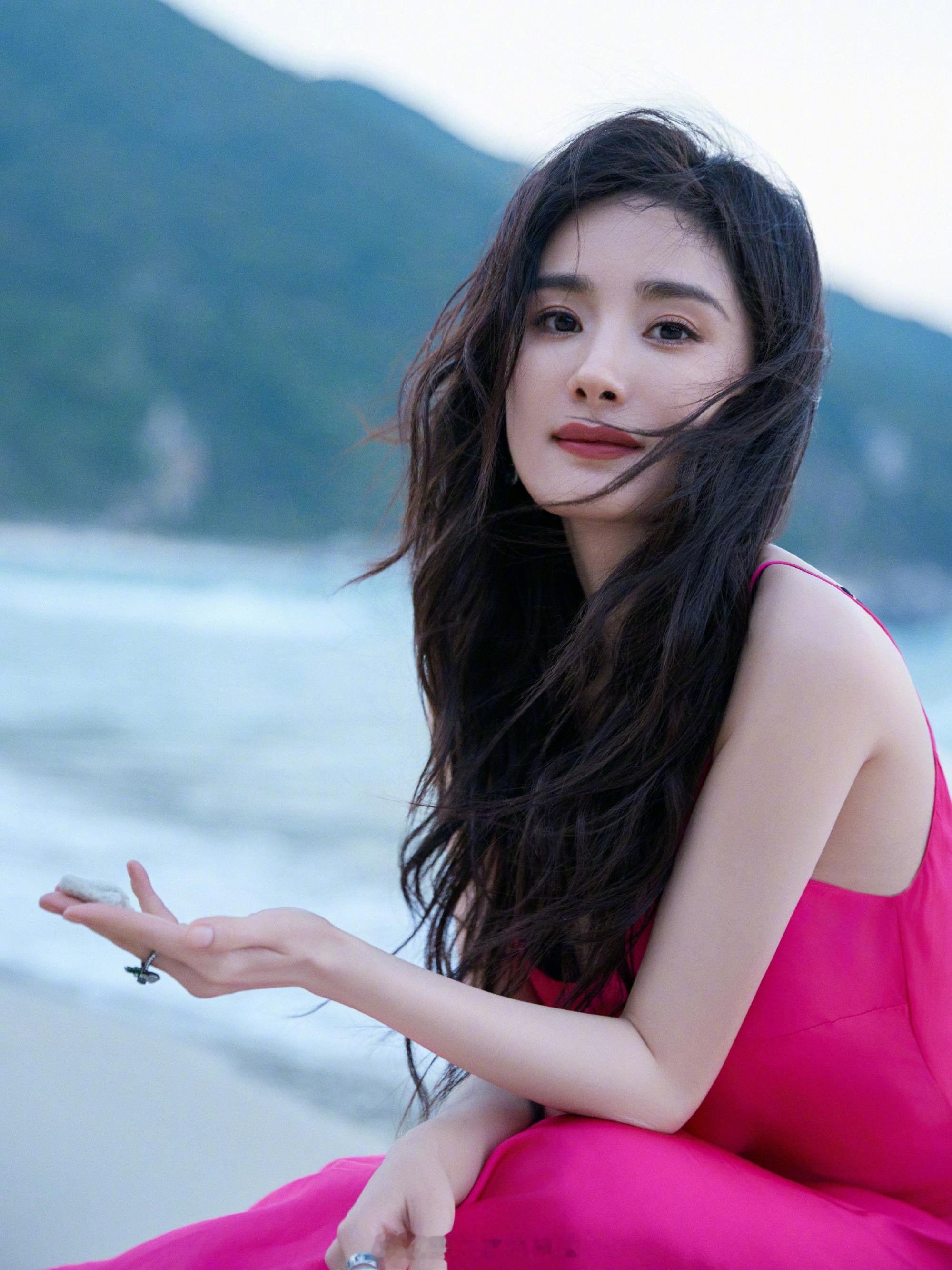 杨幂玫红色浪漫大片