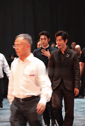 黄晓明怎么这么油腻了？小动作真的好多，尤其和于适那么正气严肃的脸同框时，晓明哥的