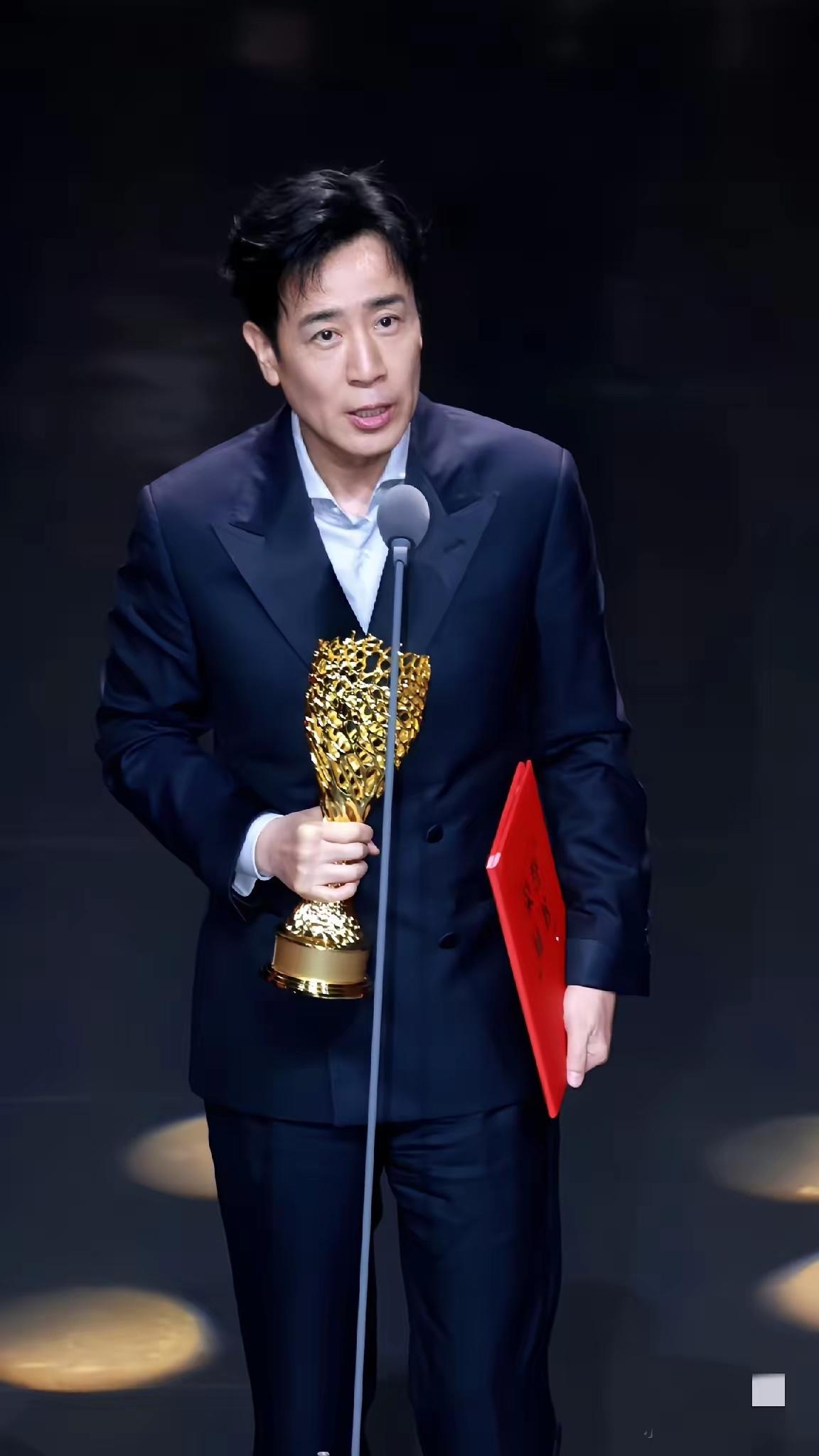 大家有没有感觉于和伟有些不对劲他都53岁了，竟然没有中年大叔该有的状况，比如