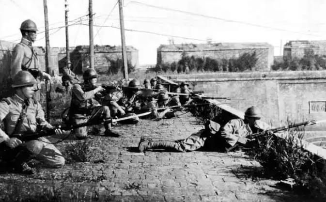 在二战所有参战国的步兵班组中，美军步兵班堪称毫无争议的地表最强火力单位，当时绝大