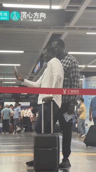 两名刚到中国广州的非洲黑人男子难掩兴奋之情。忍不住掏出来手机自拍，因为他们终于