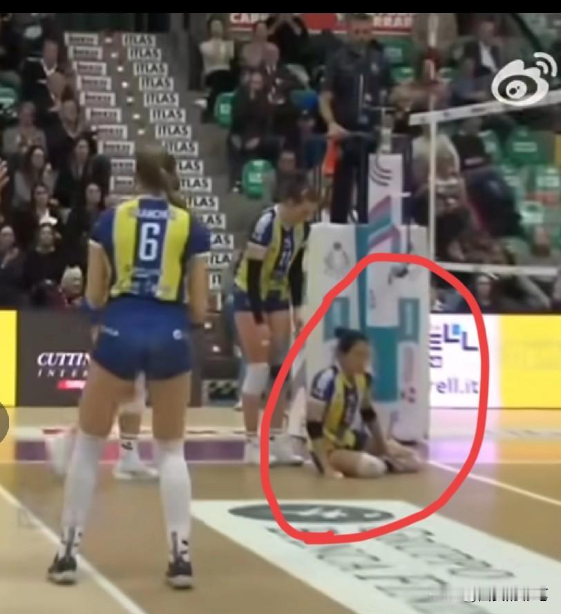 快吓哭了[笑着哭]庄宇珊差一点受伤瞧，拦网落地后，庄宇珊直接瘫坐在地板，把人吓得