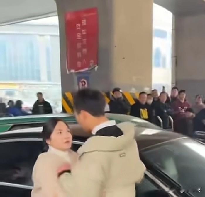 郑州街头，一对男女在车前死死抱住对方，你以为这是在秀恩爱吗？no，车里还坐着一位