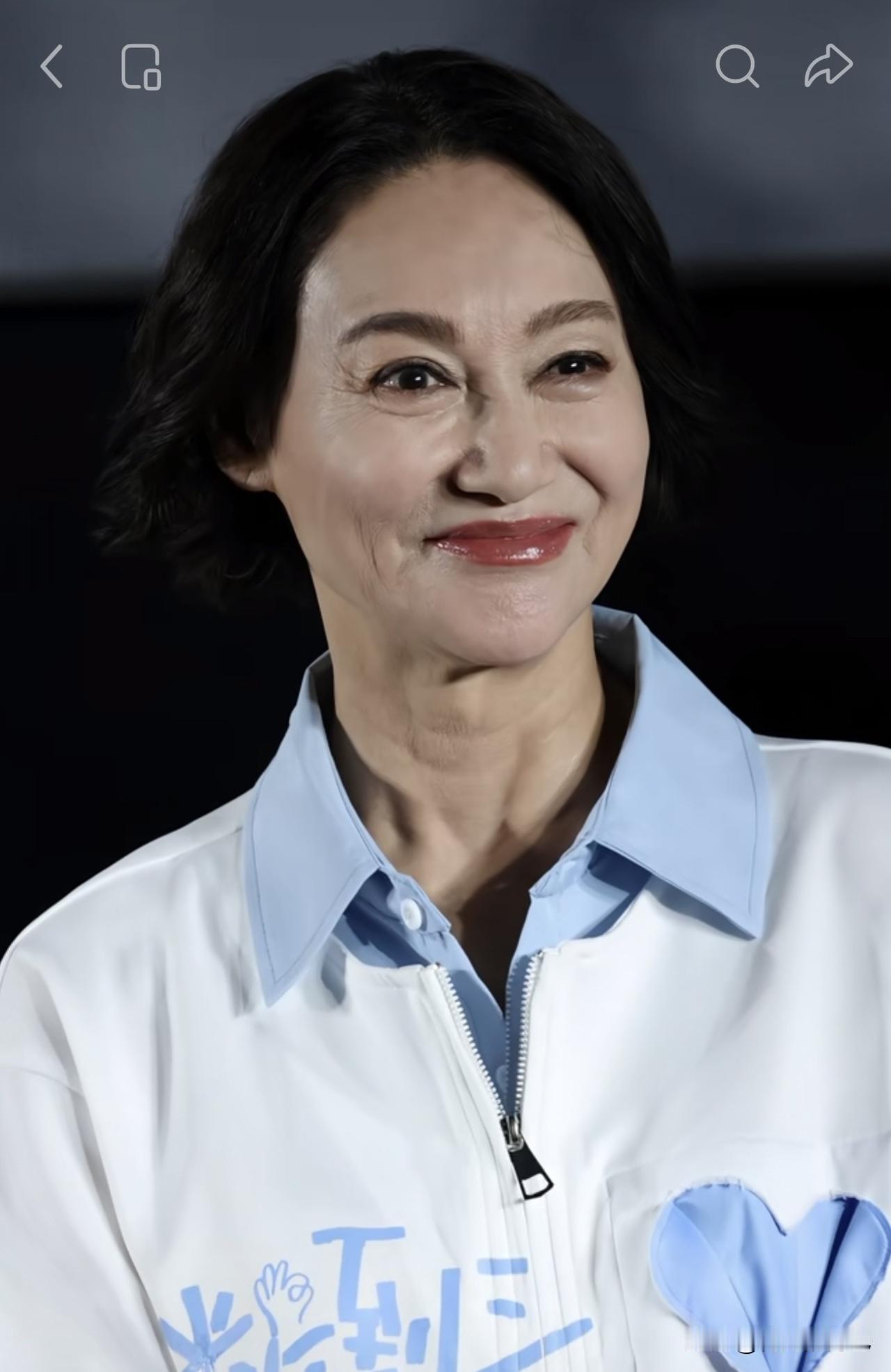 不愧是实力派女神，老了还是那么美。岁月留下淡淡的痕迹，却沉淀出从容大气的气场，笑