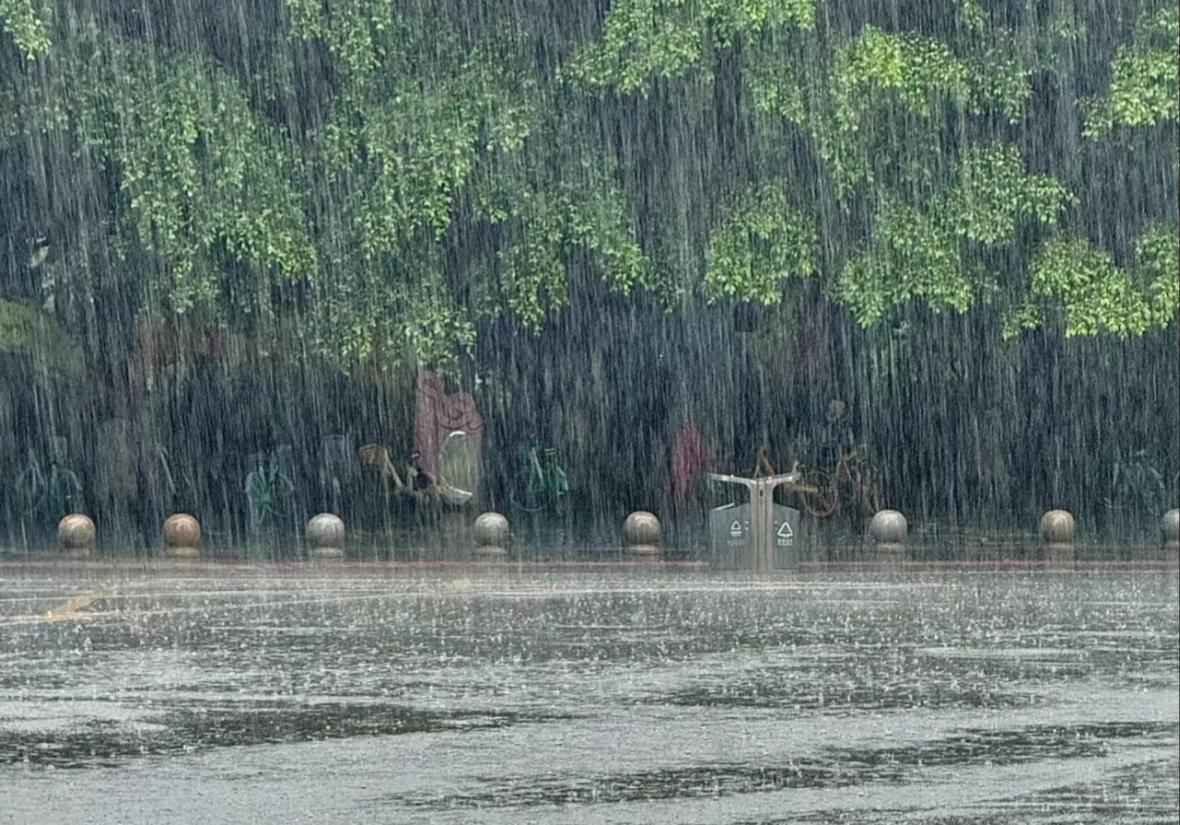 国家气候中心：今年华北雨季比往年多了20天，降水量多了74.2%，气温比往年高了