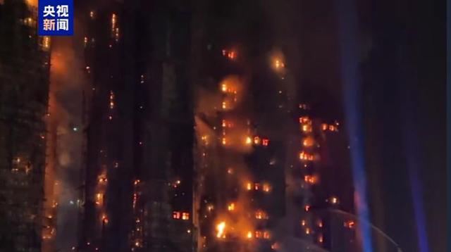 香港宏福苑火灾中，被困居民透过窗户记录下生死瞬间，揭示了火灾逃生的真实困境。2