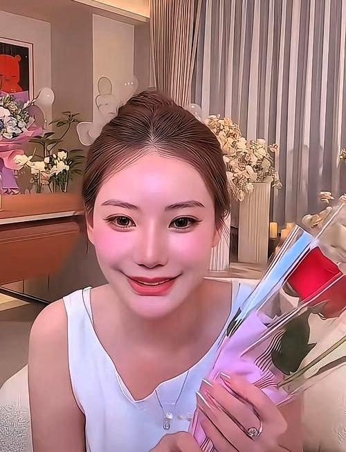 搬家了。住进大房子。不和长辈住。自己说了算。大家都觉得，她很有主见。办百日宴。