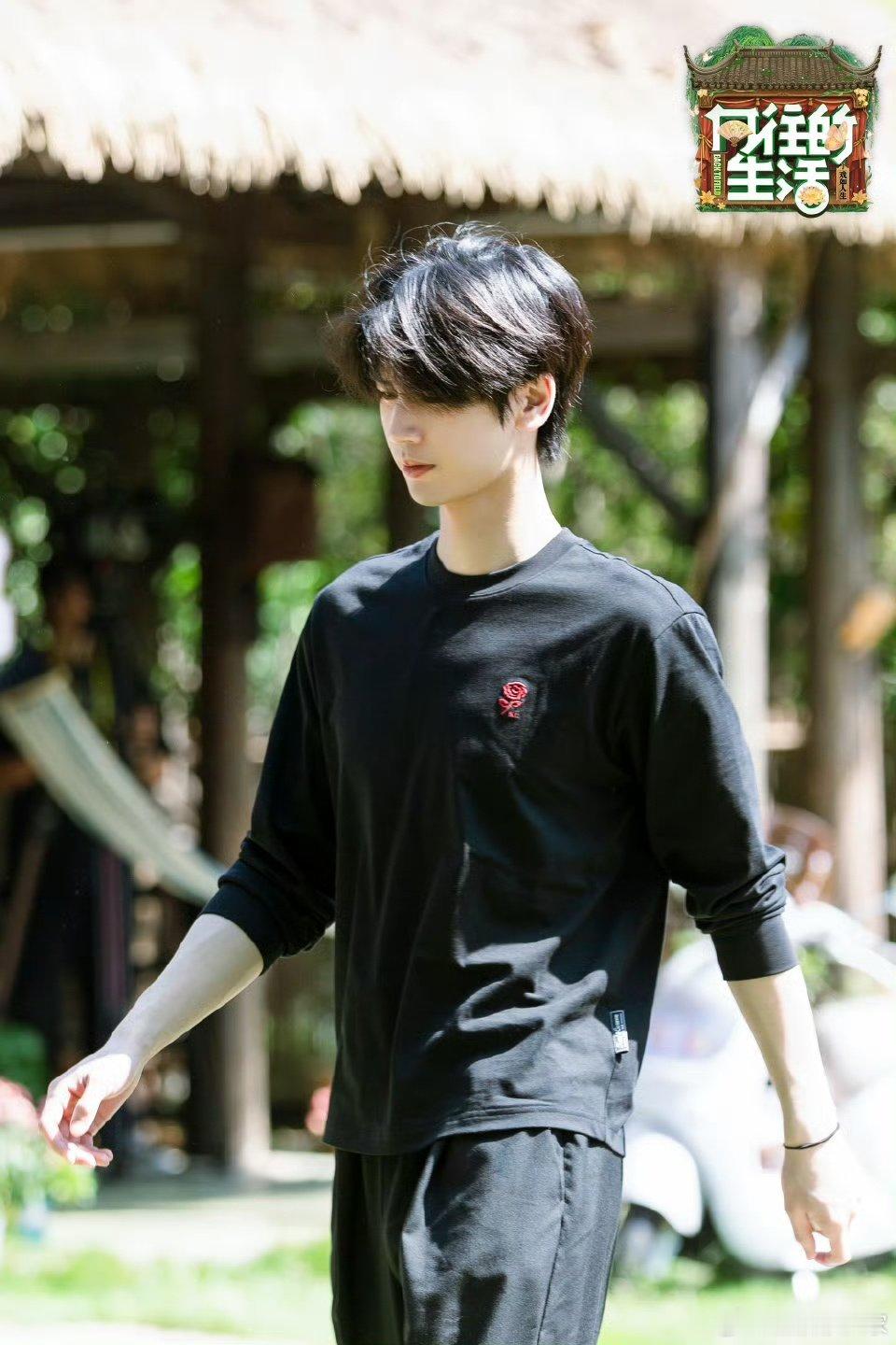 谁懂啊！190cm的大帅哥张凌赫，在向往的生活里暴露扁头小烦恼，对着彭彭的圆头一