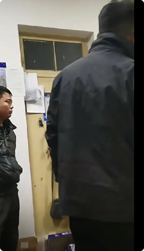 前些天邻村91岁老人去世了，叔叔和大侄子吵了起来，动了村长来调解。原因是91岁