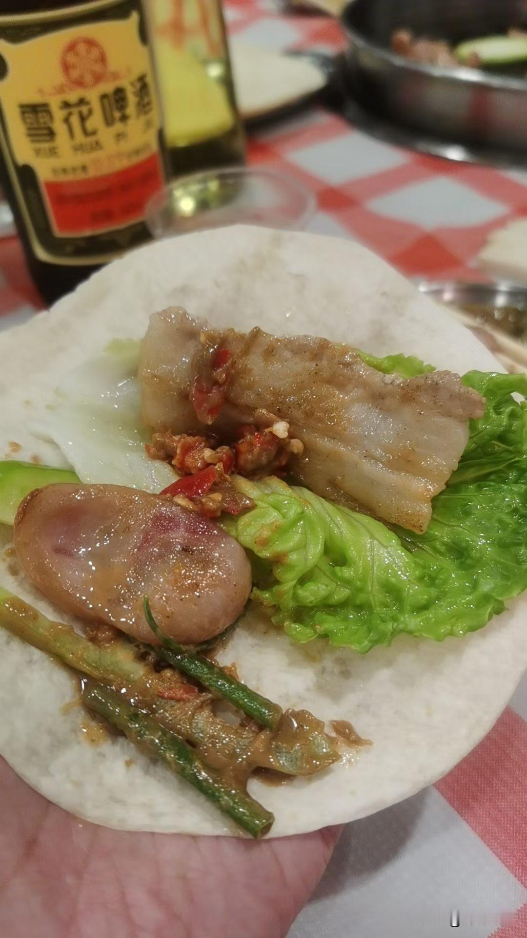 晒图笔记大赛刚刚买了个套餐，烤肉套餐，69元，牛肉很嫩，烤六分熟，用面皮夹起来吃