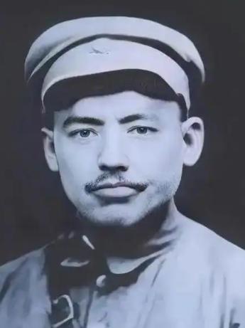 1950年2月5日凌晨，新疆昌吉。2500多名刚改编成解放军的骑兵突然哗变，士兵