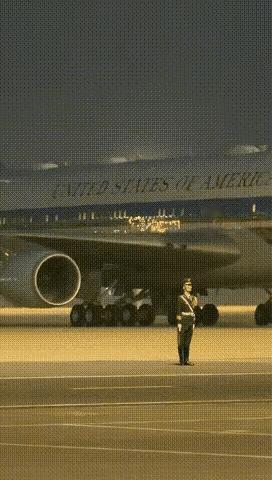 空军一号轰鸣而过中国军人纹丝不动岿然不动！这就是中国军人！