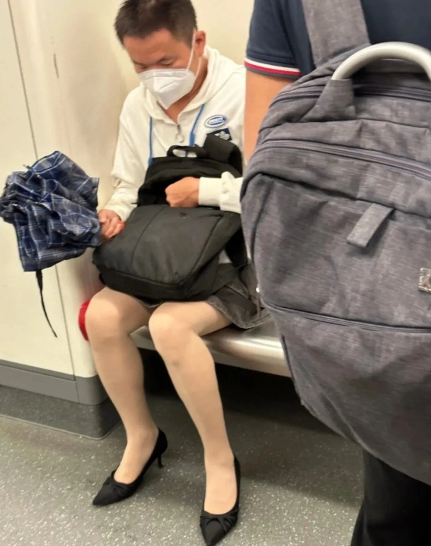 在网络上看到这个图片。心里在想穿，这样的鞋子真的舒服吗？这个男同志，为