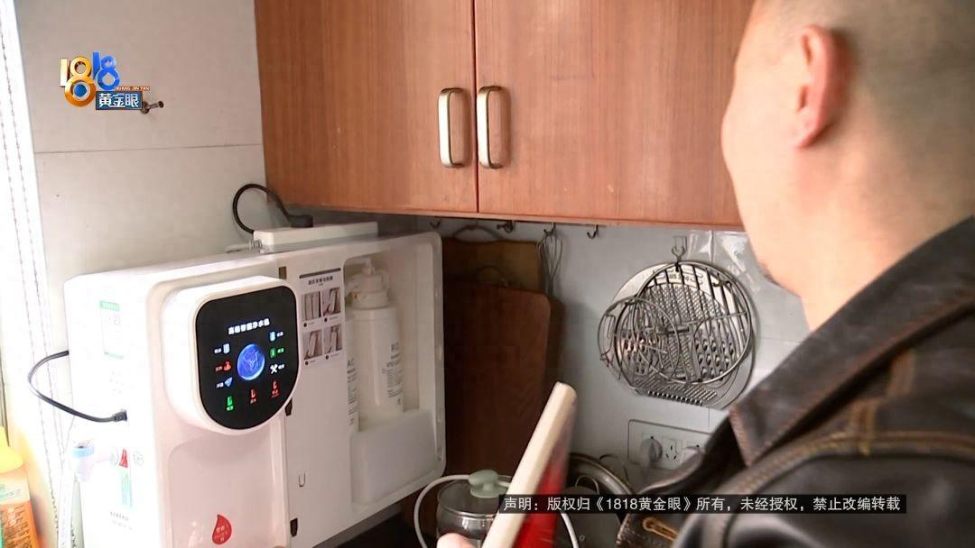 “欺负老人不懂？”浙江嘉兴，一位大妈在小区广场被一盆“变黑”的自来水吓懵，为了不