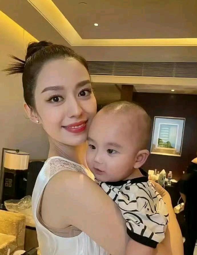 朗朗和吉娜的儿子都5岁了，家里来了一个小小听众，吉娜生完孩子看起来还是那么漂亮