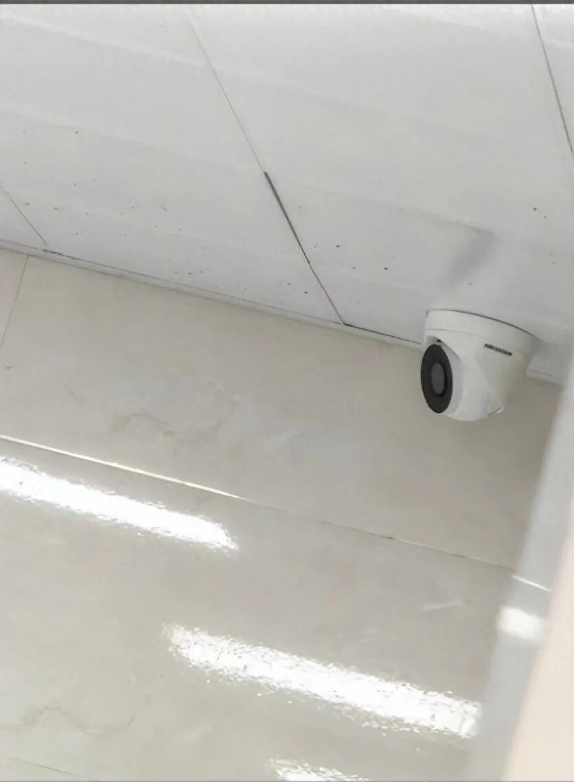 浙江一中学男厕所安装摄像头 校方回应