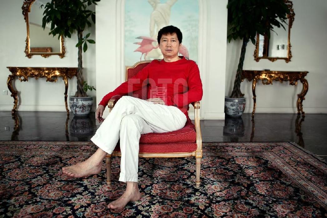 2005年，慈善家李春平，一张罕见的留影，地点在北京华侨城李春平自家宅邸，照片里