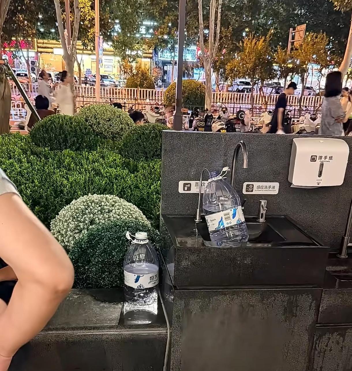 胖东来门口有人提着桶接水，店员说“灌了就灌了”，这格局我学不来！前两天刷到一