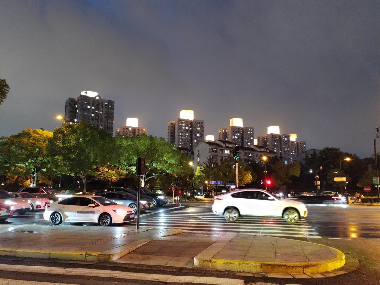 朋友阿玲最近想离婚，她老公特别痴迷于车，找的也是做二手车交易的工作。因为太喜欢车