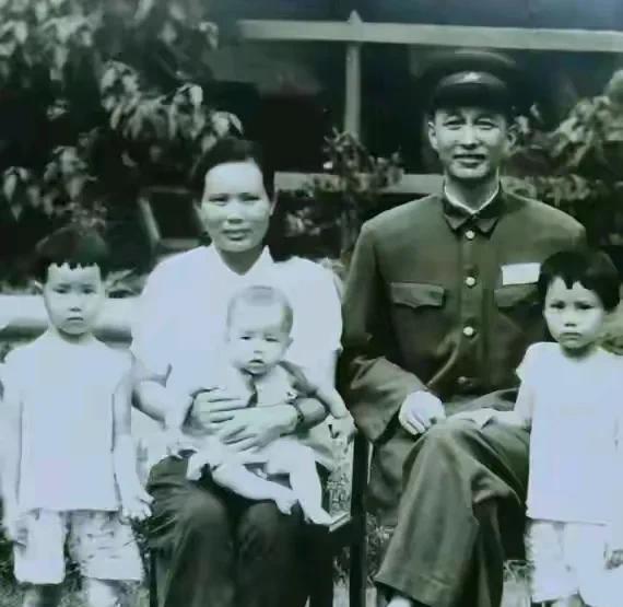 两應上将洪学智的全家福，一家五口其乐融融，尤其是最小的孩子依旧偎依在母亲怀中。