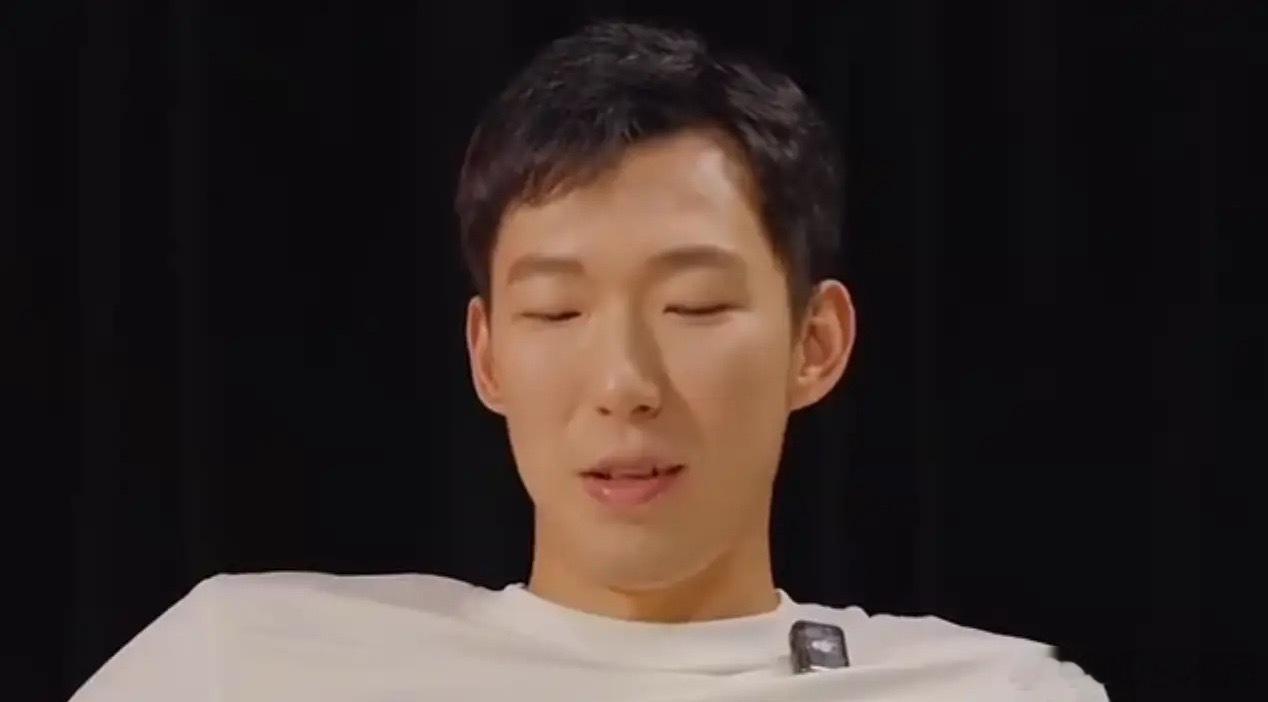 周琦谈NBA经历：“很多人问我。”“会不会后悔去NBA？”“因为我确实没在那取得成功。”“但是我肯定