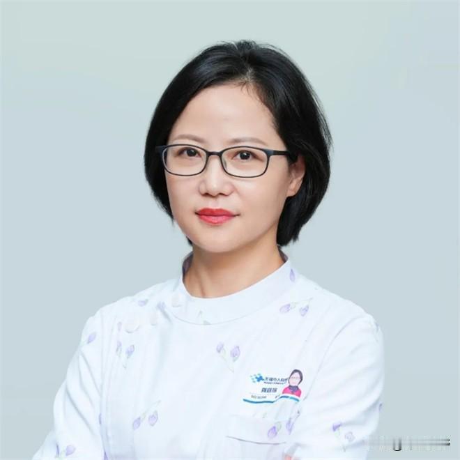 七月的上海，热浪能把人蒸熟。火车站南广场上，一个中年男人跪在地上，怀里抱着已经没
