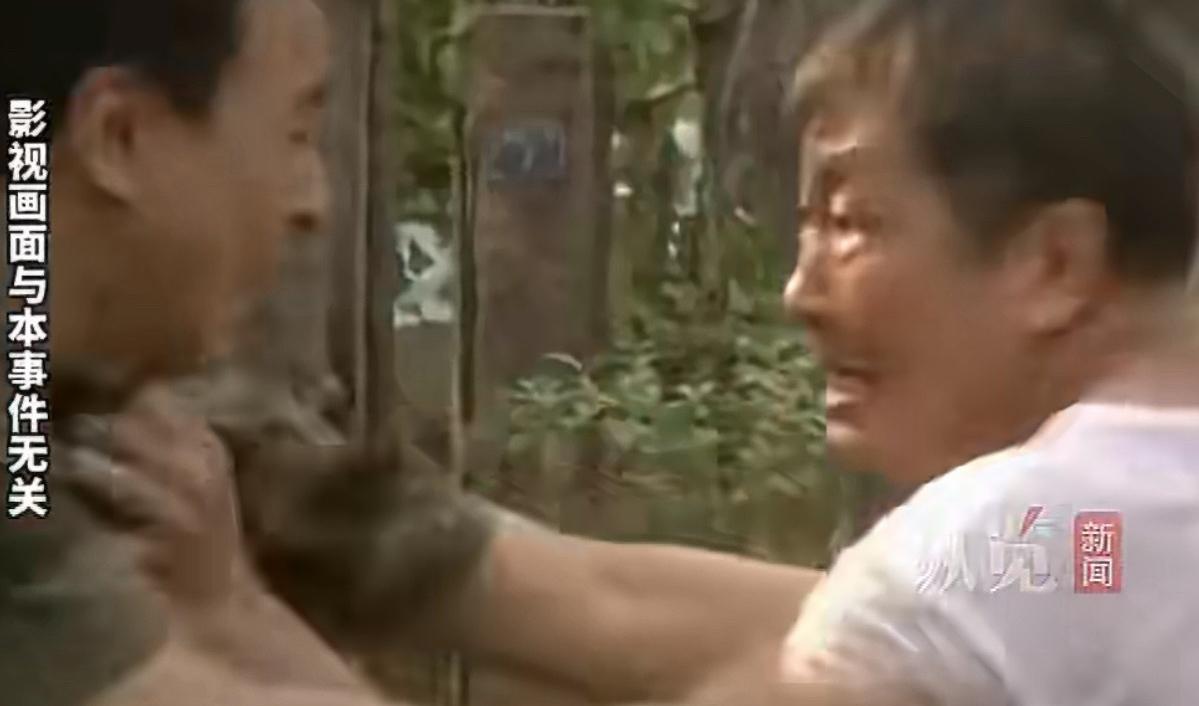 女婿和60多岁的岳父因为家庭琐事起了争执，两人越吵越激动，岳父情急之下朝着女婿吐