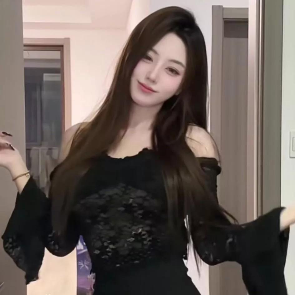 优雅黑裙，温柔微笑，自信满满气质黑裙搭配气质黑裙轻奢时尚黑裙贵气黑裙女神