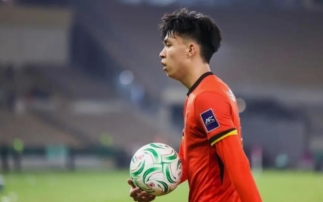 近日，前国足队长李玮峰对年轻球员王钰栋提出了严厉批评。前国足队长李玮峰，直接