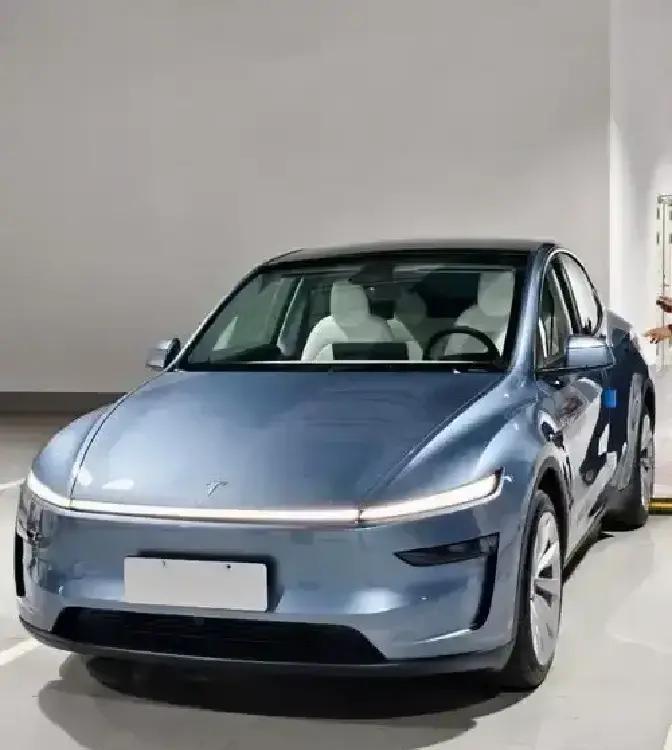 ModelY降到24.99万那天，我陪同事去提车！我俩早上九点多到的店里，门口