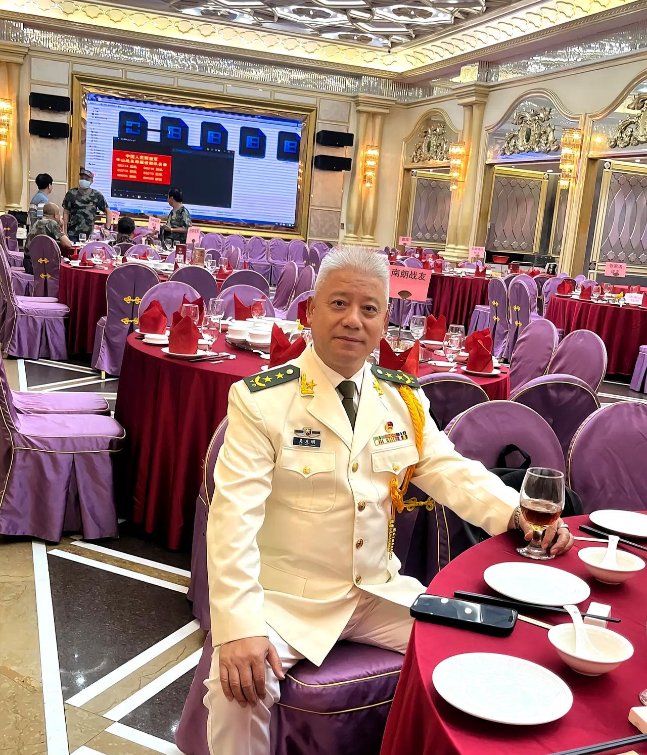 这位将军真是气质不凡，虽然满头华发，但那身板挺得笔直，往那儿一坐就跟松树似的扎实