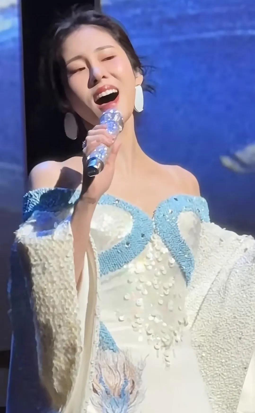 重新启航，张碧晨新加波演唱会火！首次带着交响乐队出国配合流行音乐开演唱会