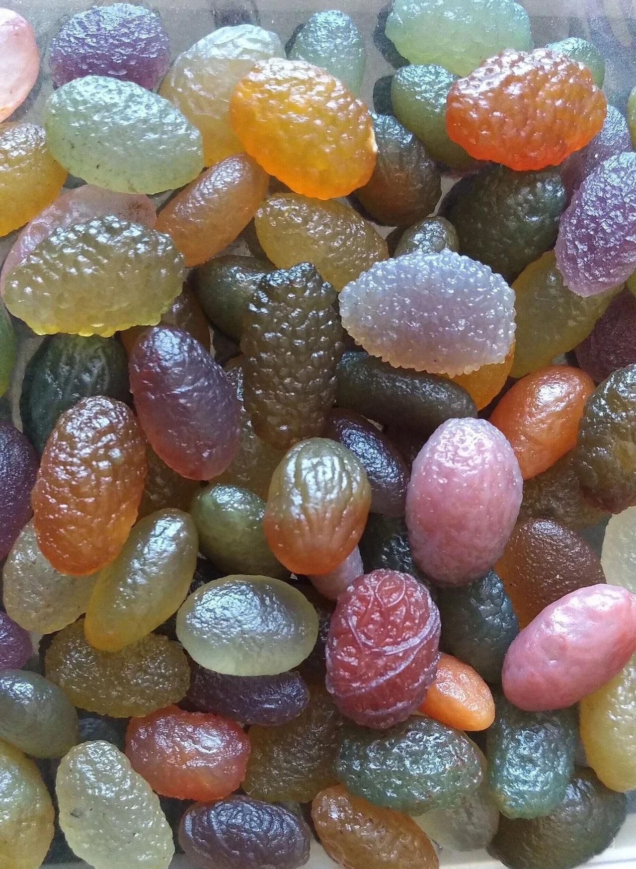 新疆淖毛湖戈壁葡萄干玛瑙是一种独特的天然宝石，因其形似葡萄干而得名，具有极高的观