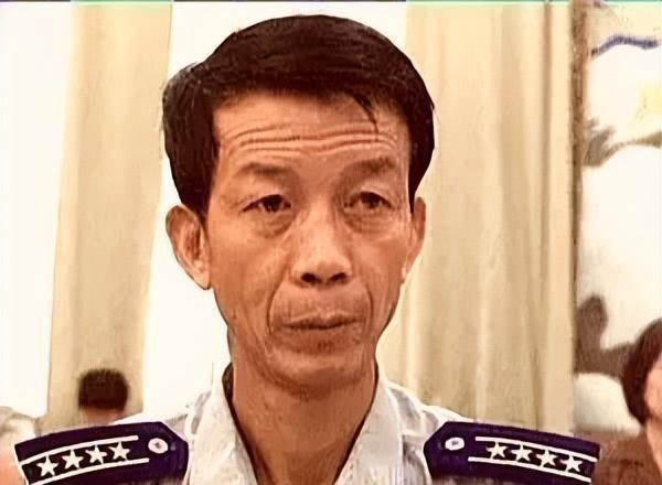 1996年，我国试飞员邹延龄出国交付飞机，当天晚宴上，一位外籍美女在他耳边轻声说