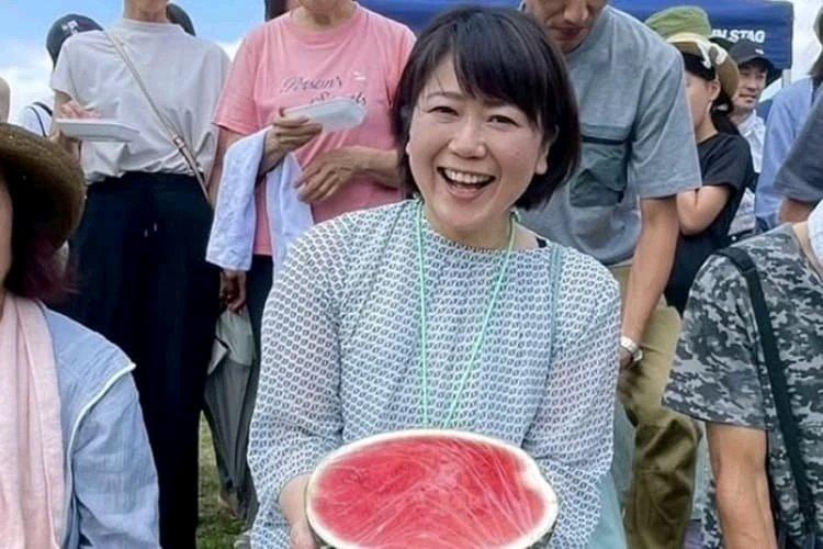日本群马县前桥市42岁的美女市长小川晶闹大乌龙了。从今年2月到9月，她10次以上