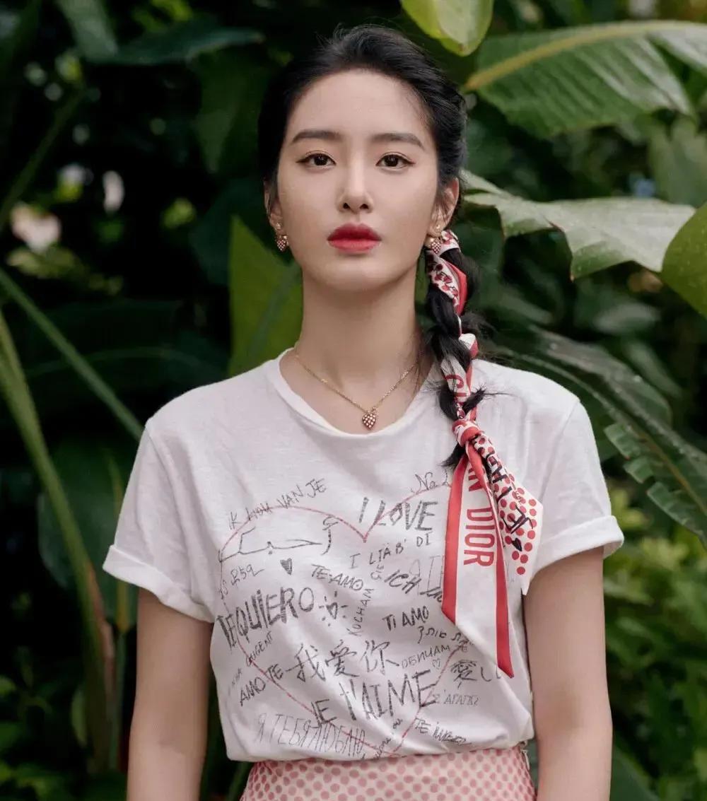 杨采钰豪门失败，男方有门当户对正妻如今杨采钰选择复工，女明星想嫁豪门的心在那个年