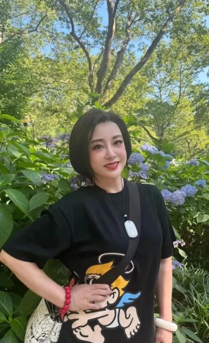 著名演员刘晓庆在美国发文，回应自己被传闻已经过世，6月30日上午10.24，身在