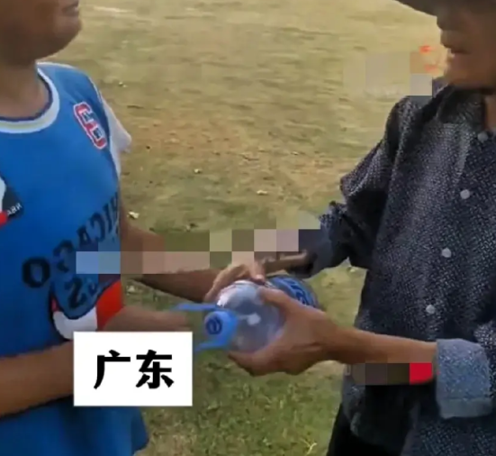 “可怜之人必有可恨之处！”近日，广东，一男孩，拿了一瓶矿泉水，喝的还剩下三分之一