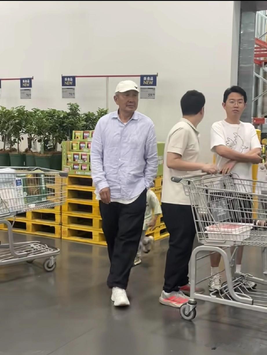 这是老戏骨杜源吗？近日，老戏骨杜源去山姆超市购物，穿得也太朴素了，但是不缺时