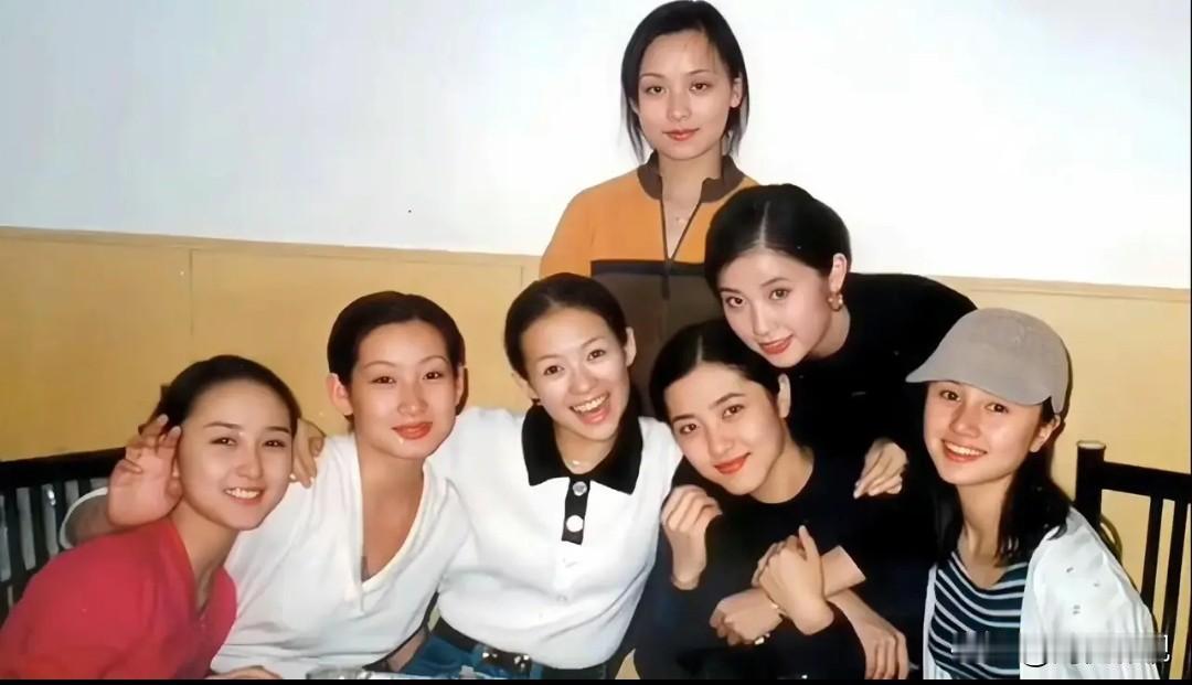 你发现了吗？这7位姐妹花中，那时的章子怡即使穿着普普通通，反倒气质是最好的。就不