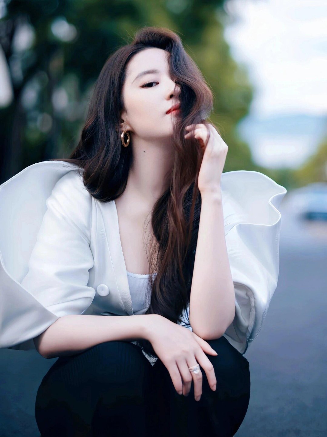 刘亦菲甜酷于一身，灵动双眸含甜意，飒爽姿态显酷劲